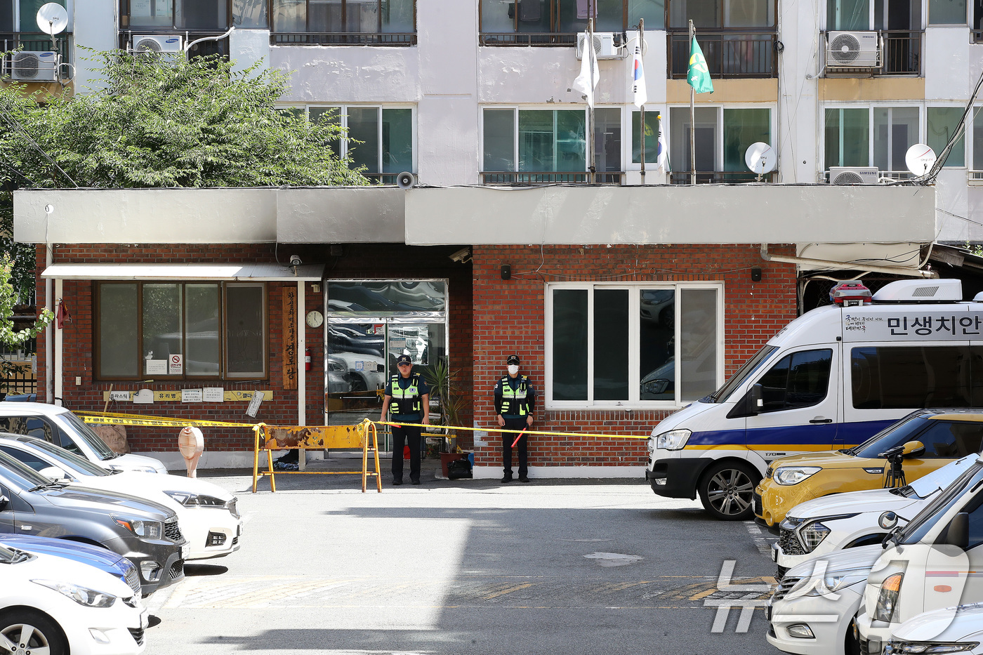 (경산=뉴스1) 공정식 기자 = 24일 오전 경북 경산시 사동의 한 아파트 관리사무소 앞에서 경찰이 화재 현장을 통제하고 있다.전날 오전 8시 29분쯤 70대 아파트 입주민이 관리 …