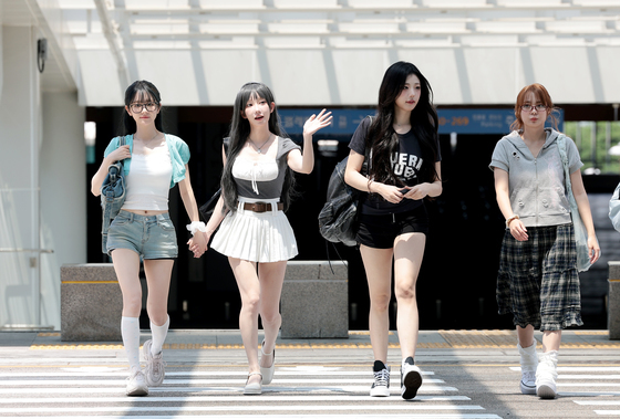 QWER, 출국