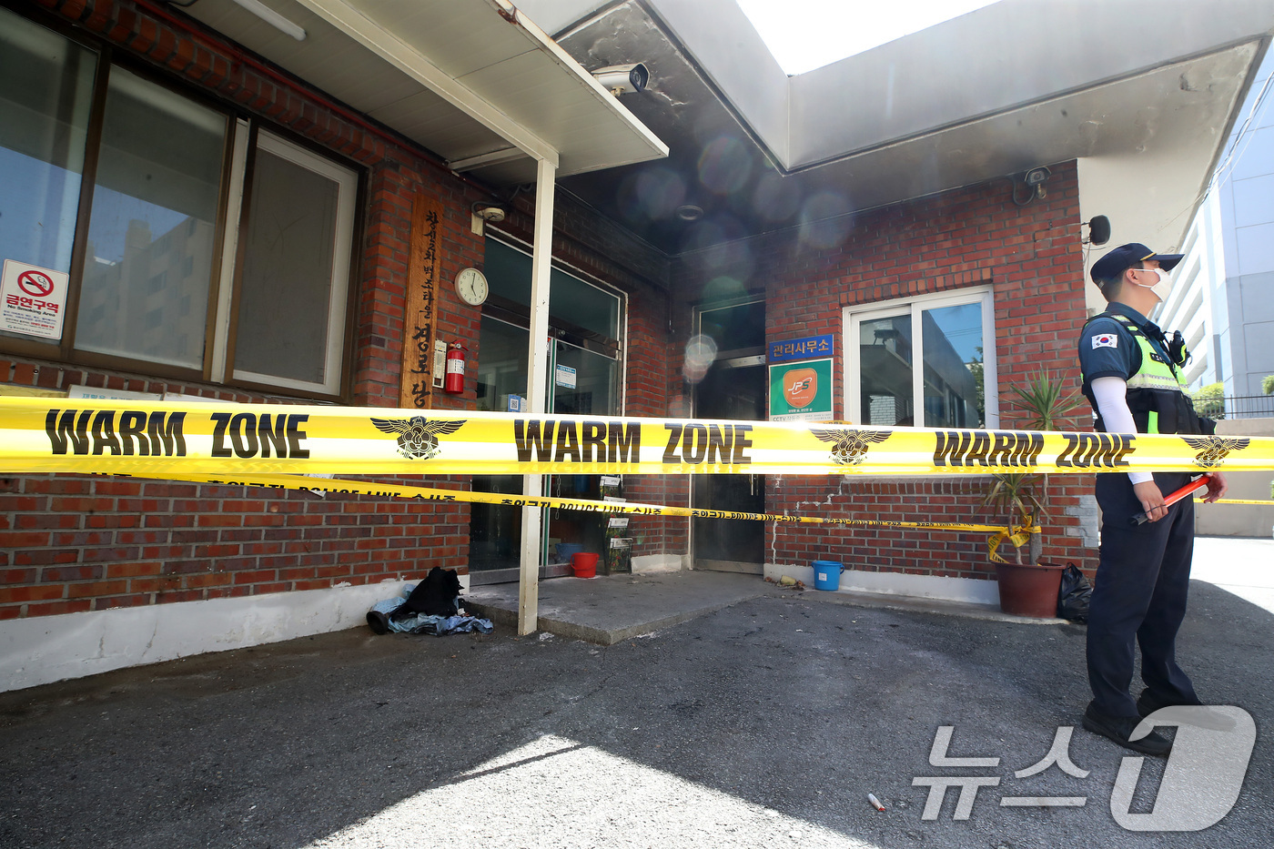 (경산=뉴스1) 공정식 기자 = 24일 오전 경북 경산시 사동의 한 아파트 관리사무소 앞에서 경찰이 화재 현장을 통제하고 있다.전날 오전 8시 29분쯤 70대 아파트 입주민이 관리 …