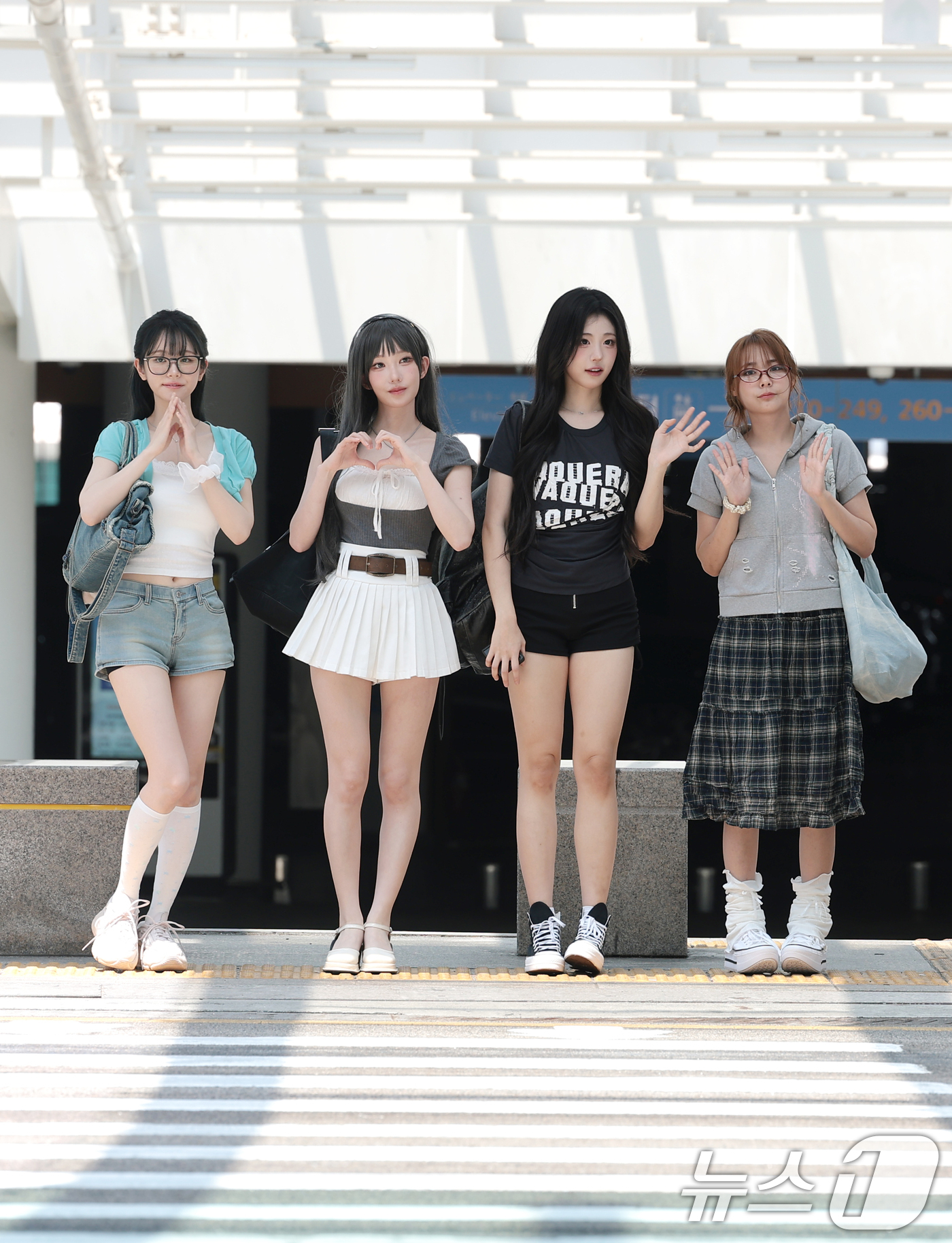 (인천공항=뉴스1) 권현진 기자 = QWER 쵸단(왼쪽부터)과 마젠타, 히나, 시연이 ACON 2026 참석을 위해 24일 인천공항을 통해 대만 타이베이로 출국하기 전 인사를 하고 …