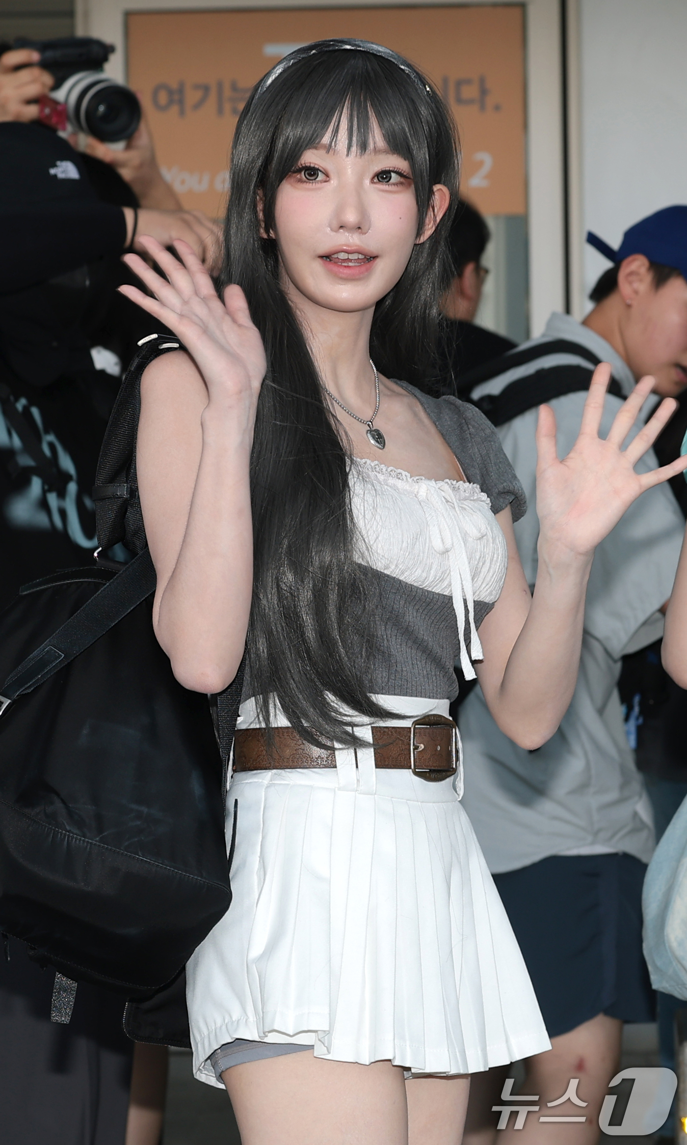 (인천공항=뉴스1) 권현진 기자 = QWER 마젠타가 ACON 2026 참석을 위해 24일 인천공항을 통해 대만 타이베이로 출국하기 전 인사를 하고 있다. 2026.7.24/뉴스1 …
