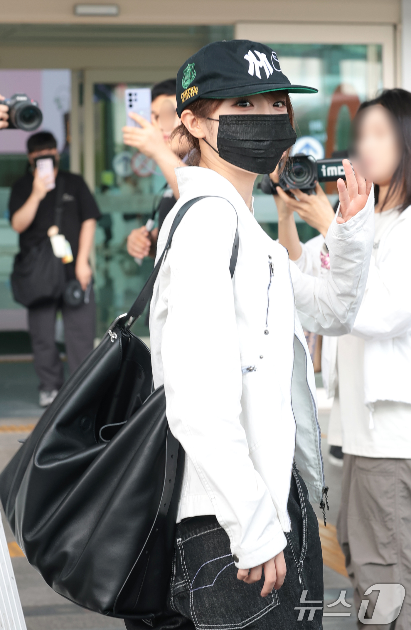 (인천공항=뉴스1) 권현진 기자 = 가수 최예나가 ACON 2026 참석을 위해 24일 인천공항을 통해 대만 타이베이로 출국하기 전 인사를 하고 있다. 2026.7.24/뉴스1