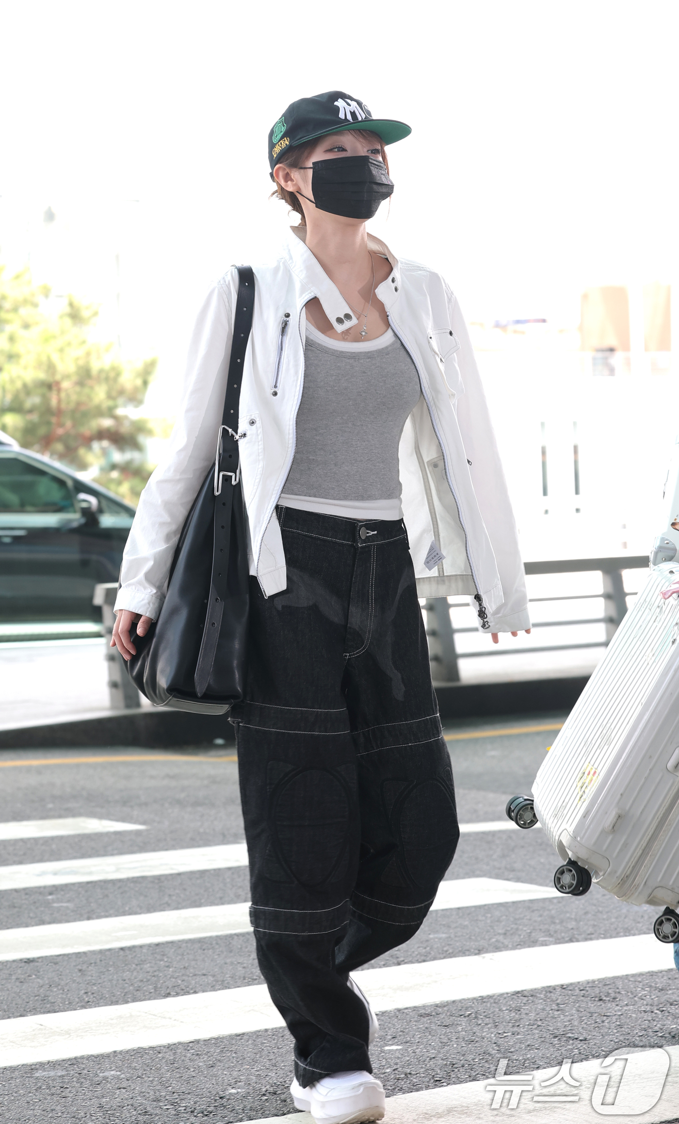 (인천공항=뉴스1) 권현진 기자 = 가수 최예나가 ACON 2026 참석을 위해 24일 인천공항을 통해 대만 타이베이로 출국하기 전 인사를 하고 있다. 2026.7.24/뉴스1