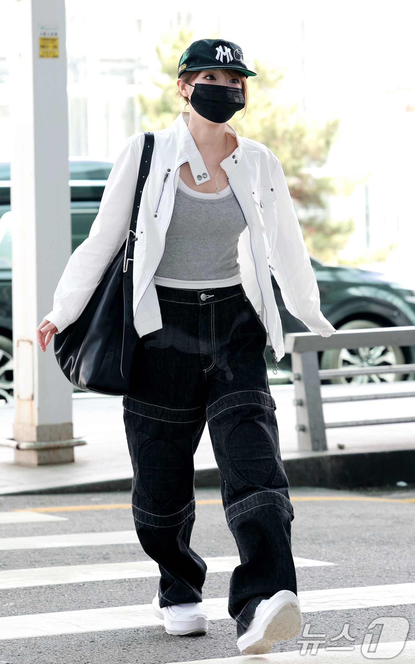 (인천공항=뉴스1) 권현진 기자 = 가수 최예나가 ACON 2026 참석을 위해 24일 인천공항을 통해 대만 타이베이로 출국하고 있다. 2026.7.24/뉴스1