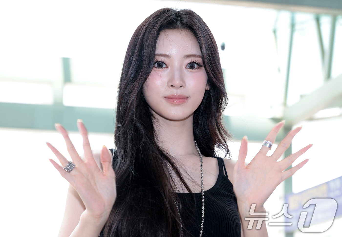 (인천공항=뉴스1) 권현진 기자 = 미야오 안나가 ACON 2026 참석을 위해 24일 인천공항을 통해 대만 타이베이로 출국하기 전 인사를 하고 있다. 2026.7.24/뉴스1