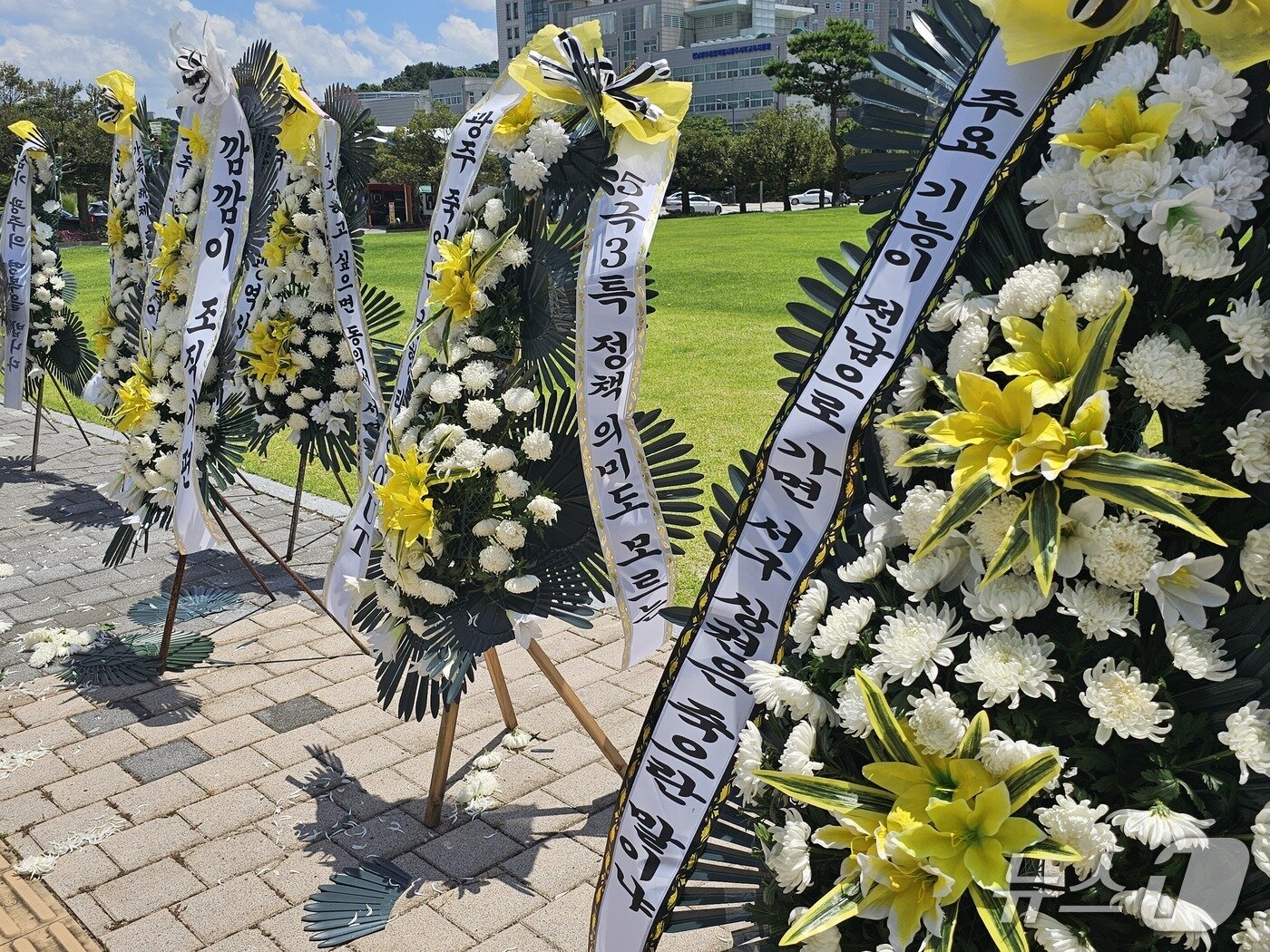 본문 이미지 - 24일 오후 전남광주통합특별시 광주청사 정문에 조직개편안을 규탄하는 근조화환이 늘어서 있다. 2026.7.24/뉴스1 최성국 기자