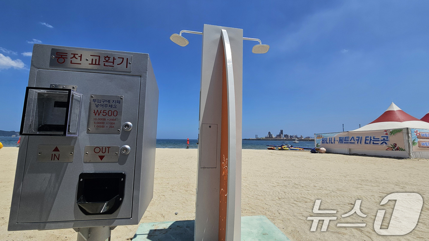 (포항=뉴스1) 최창호 기자 = 경북 포항시 전역에 폭염 경보가 발령 중인 24일 오후 송도해수욕장 백사장에 코인 샤워기가 설치돼 있다. 2026.7.24/뉴스1