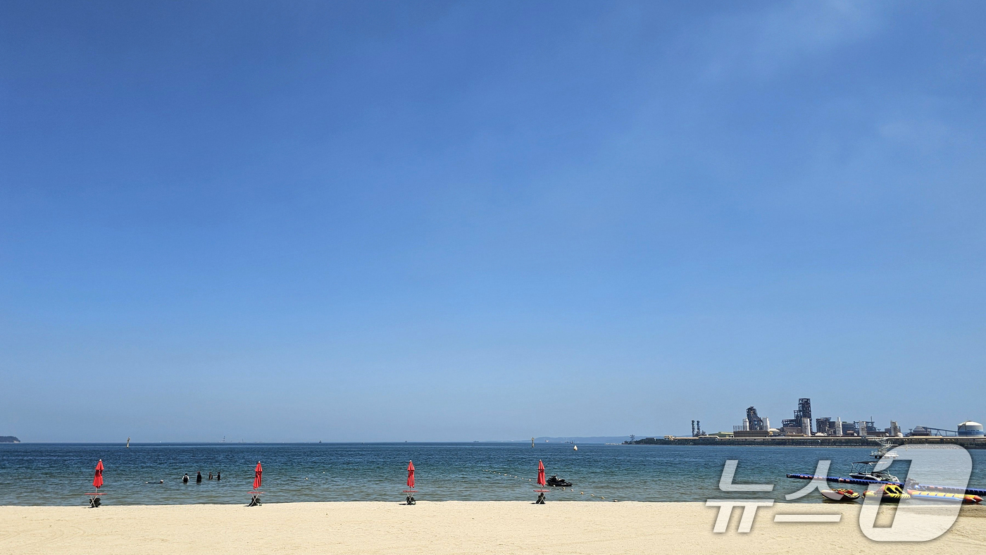 (포항=뉴스1) 최창호 기자 = 경북 포항시 전역에 폭염 경보가 발령 중인 24일 오후 송도해수욕장 상공위로 푸른 하늘이 펼쳐지고 있다.  2026.7.24/뉴스1