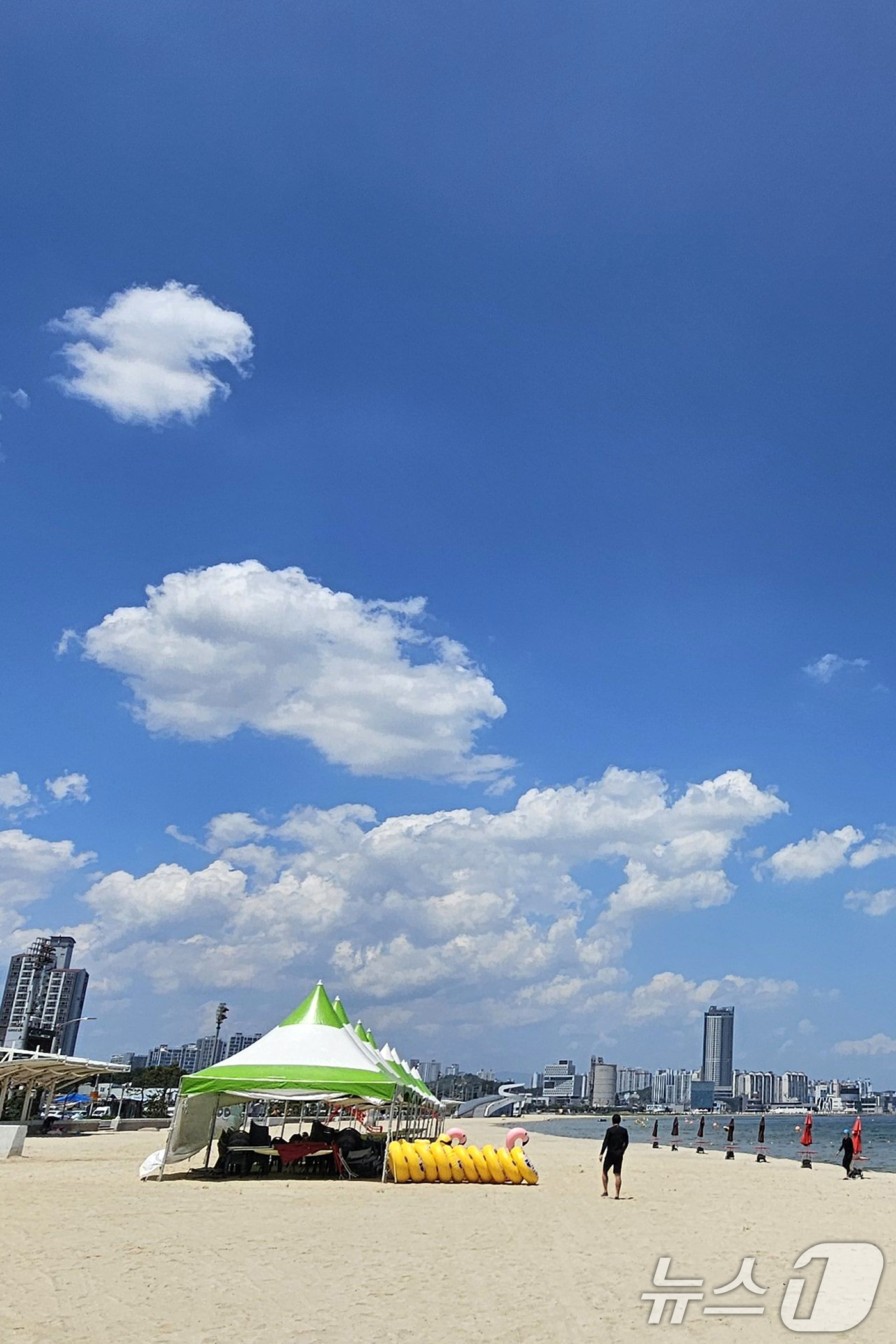 (포항=뉴스1) 최창호 기자 = 경북 포항시 전역에 폭염 경보가 발령 중인 24일 오후 송도해수욕장 상공 위로 푸른 하늘이 펼쳐지고 있다. 2026.7.24/뉴스1