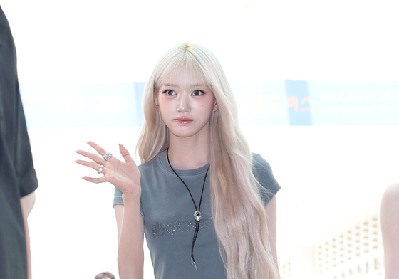 수인, 짧은 치마 입고