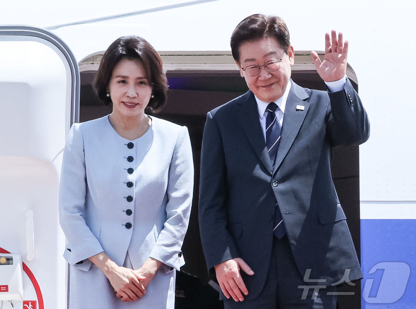 (성남=뉴스1) 허경 기자 = 미국·남미 순방 일정에 나선 이재명 대통령과 김혜경 여사가 24일 성남 서울공항을 통해 출국하며 인사를 하고 있다.