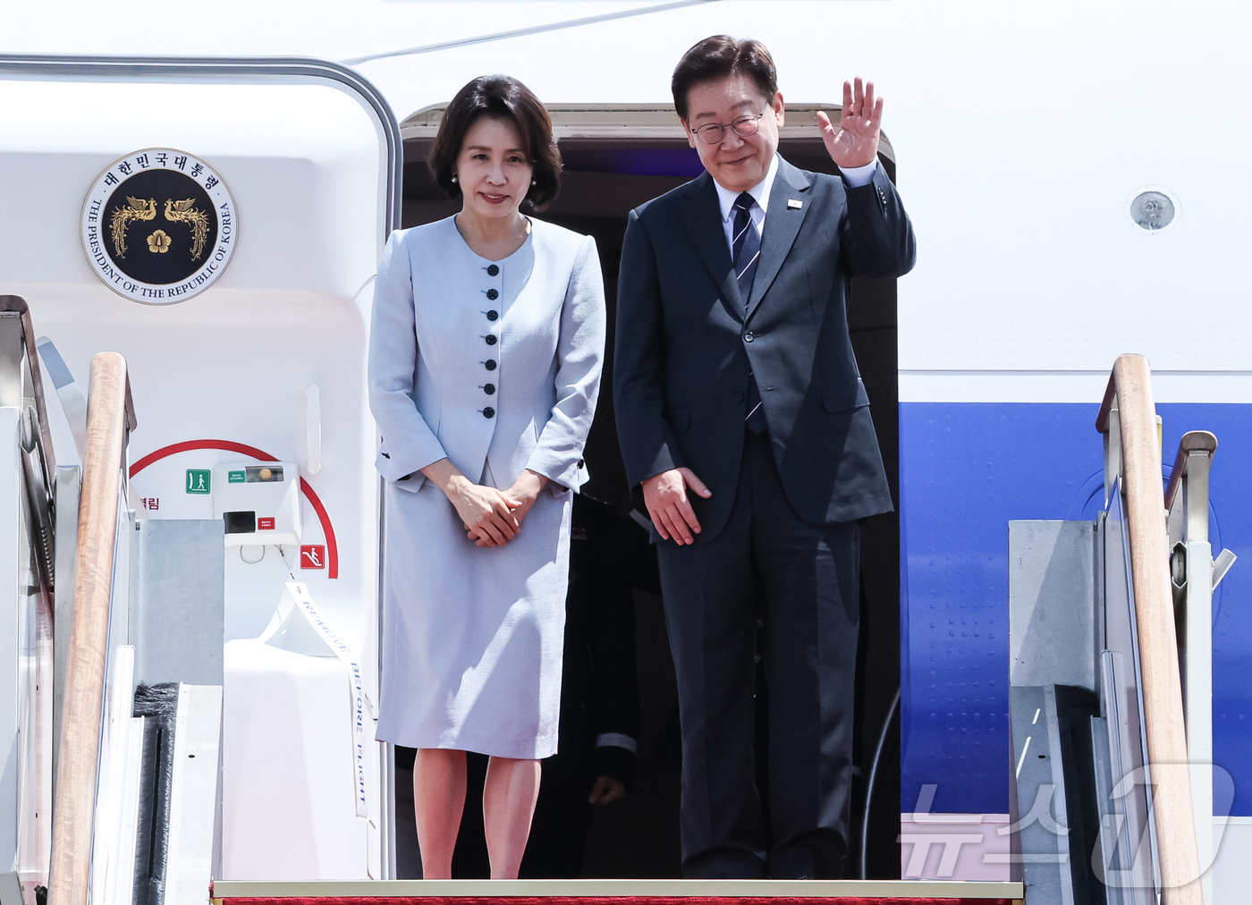 (성남=뉴스1) 허경 기자 = 미국·남미 순방 일정에 나선 이재명 대통령과 김혜경 여사가 24일 성남 서울공항을 통해 출국하며 인사를 하고 있다.