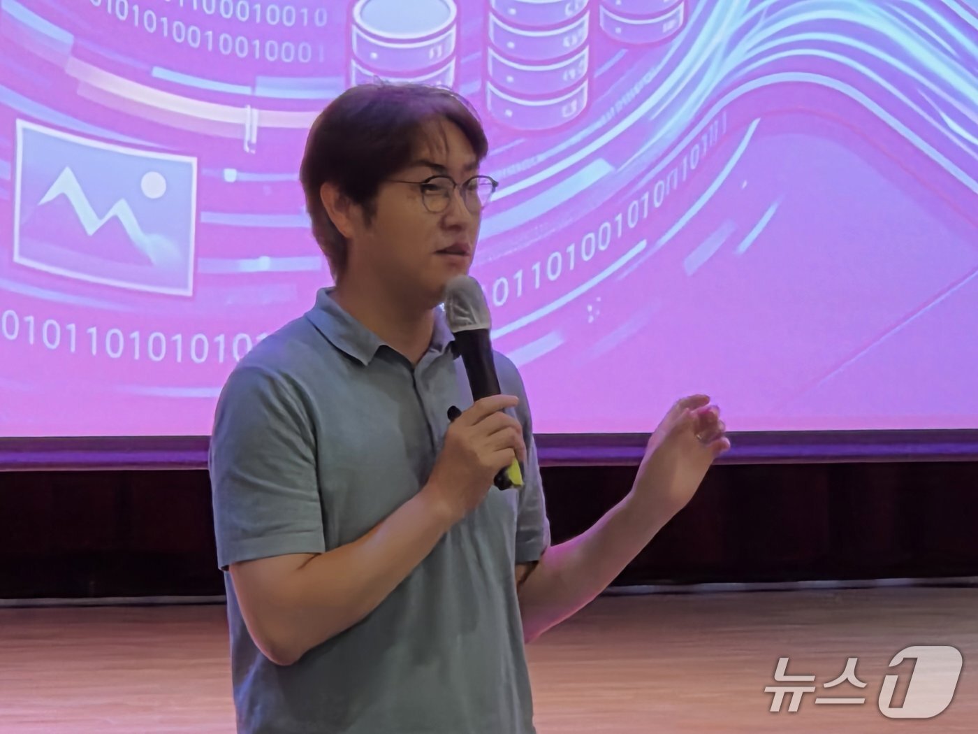 본문 이미지 - 하정우 전 AI미래기획수석이 24일 부산 북구진로교육센터에서 학보모들을 대상으로 'AI 시대, 우리 아이들을 위한 미래준비'를 주제로 강연하고 있다. 2026.7.24/뉴스1 ⓒ News1 임순택 기자