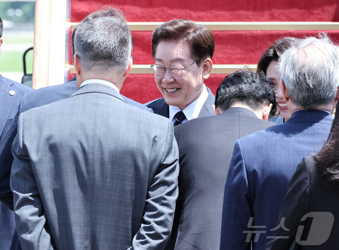 (성남=뉴스1) 허경 기자 = 미국·남미 순방 일정에 나선 이재명 대통령이 24일 성남 서울공항을 통해 출국하며 환송객들과 인사를 하고 있다.