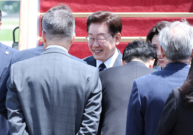 환송객들과 인사 나누는 이재명 대통령