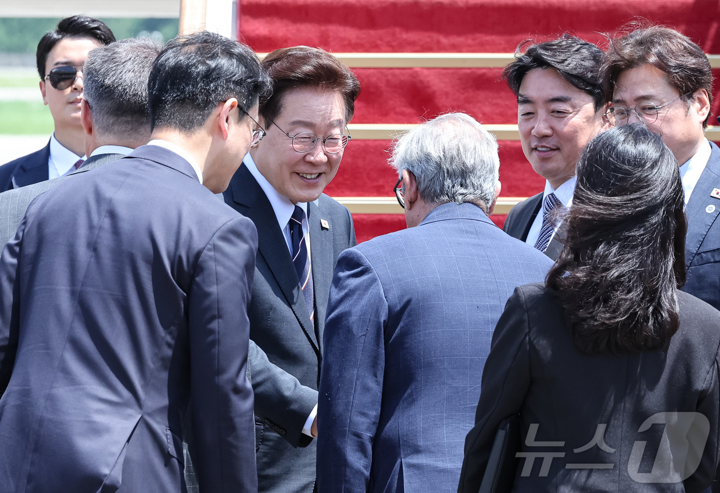 (성남=뉴스1) 허경 기자 = 미국·남미 순방 일정에 나선 이재명 대통령이 24일 성남 서울공항을 통해 출국하며 환송객들과 인사를 하고 있다.