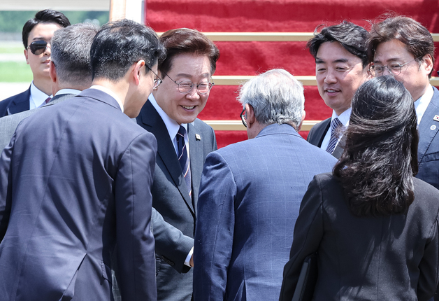 환송객들과 인사 나누는 이재명 대통령