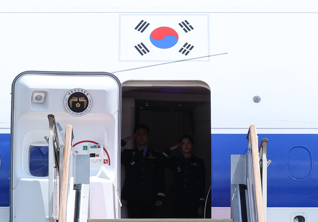 공군1호기 오르는 이재명 대통령·김혜경 여사