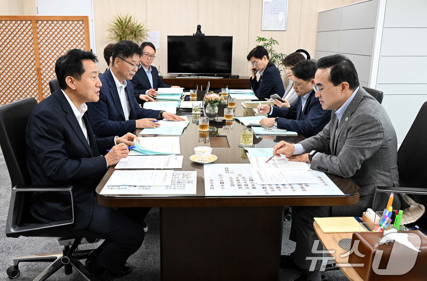 (서울=뉴스1) 박지혜 기자 = 오세훈 서울시장이 24일 서울 중구 한국재정정보원에서 박홍근 기획예산처 장관에게 노후 기반시설 개선사업 추진을 위한 국비 지원을 건의하고 있다. ( …