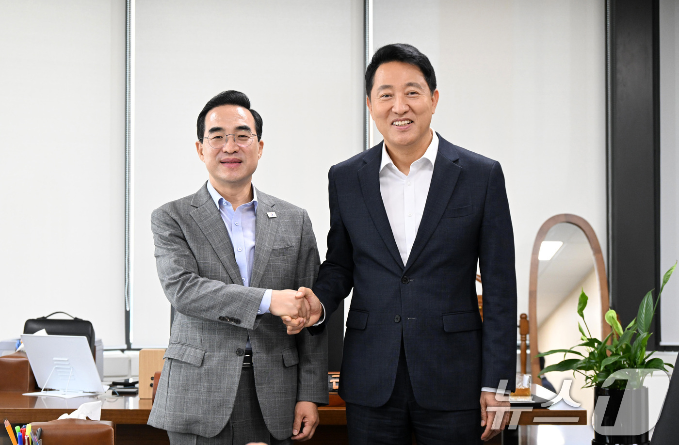(서울=뉴스1) 박지혜 기자 = 오세훈 서울시장이 24일 서울 중구 한국재정정보원에서 박홍근 기획예산처 장관(왼쪽)을 만나 기념 촬영을 하고 있다. (서울시 제공. 재판매 및 DB …