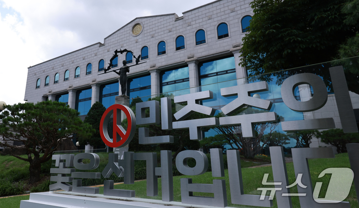 (과천=뉴스1) 구윤성 기자 = 6.3 지방선거 '투표율 조작' 의혹을 수사하는 검경 합동수사본부가 선관위에 대해 이틀째 압수수색을 진행하고 있다. 합수본이 압수수색을 진행한 곳은 …