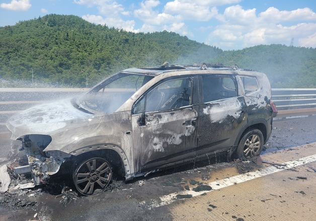대구포항고속도로 달리던 SUV 차량 화재…인명피해 없어