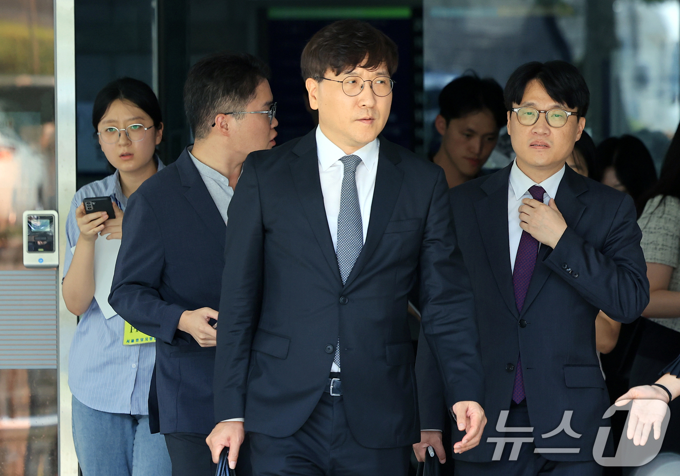 (서울=뉴스1) 이호윤 기자 = 24일 서울 서초구 서울중앙지방법원에서 열린 '최태원 SK그룹 회장과 노소영 아트센터 나비 관장의 재산분할 파기환송심'을 마치고 최 회장 측 변호인 …