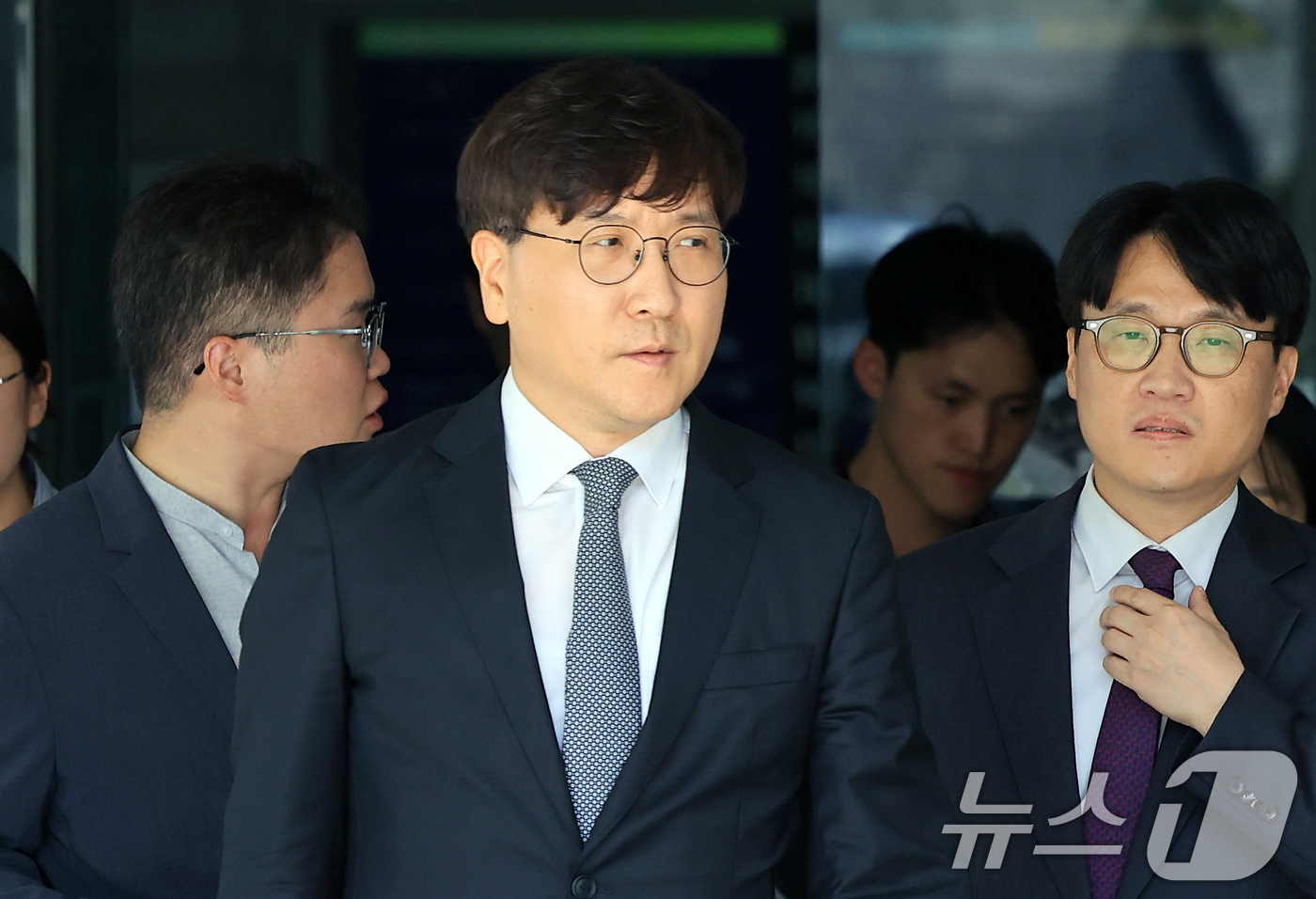 (서울=뉴스1) 이호윤 기자 = 24일 서울 서초구 서울중앙지방법원에서 열린 '최태원 SK그룹 회장과 노소영 아트센터 나비 관장의 재산분할 파기환송심'을 마치고 최 회장 측 변호인 …