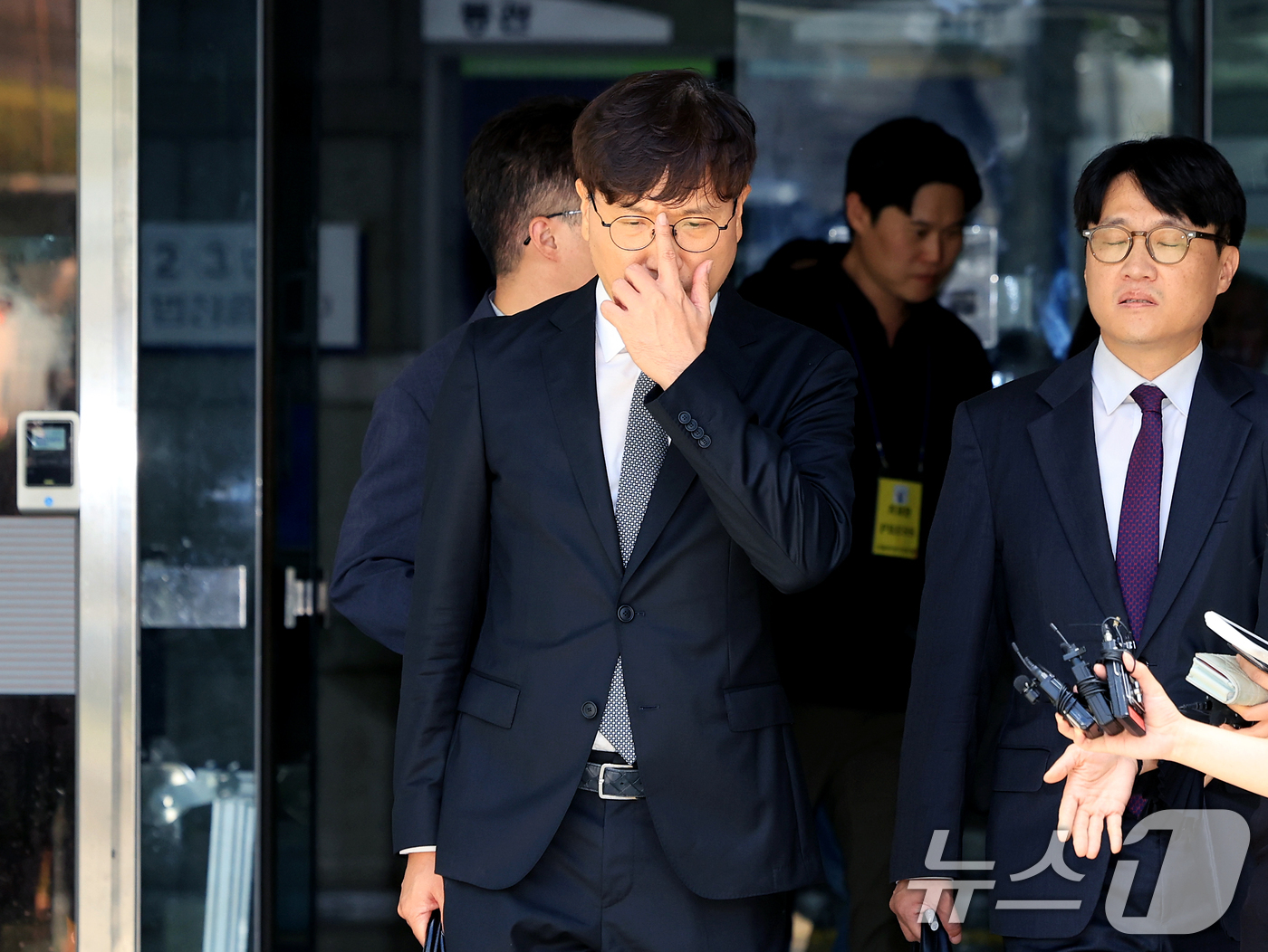 (서울=뉴스1) 이호윤 기자 = 24일 서울 서초구 서울중앙지방법원에서 열린 '최태원 SK그룹 회장과 노소영 아트센터 나비 관장의 재산분할 파기환송심'을 마치고 최 회장 측 변호인 …