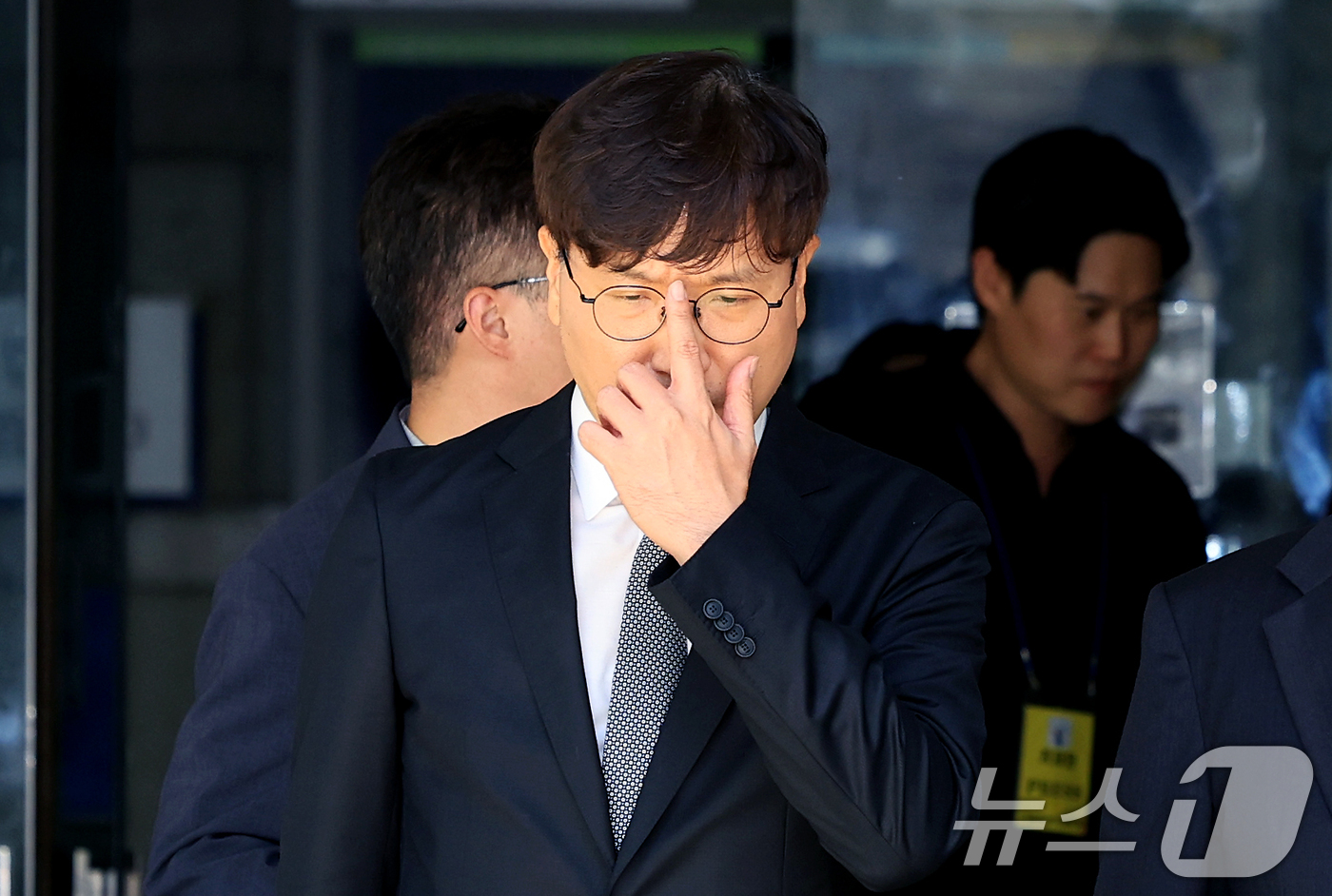 (서울=뉴스1) 이호윤 기자 = 24일 서울 서초구 서울중앙지방법원에서 열린 '최태원 SK그룹 회장과 노소영 아트센터 나비 관장의 재산분할 파기환송심'을 마치고 최 회장 측 변호인 …