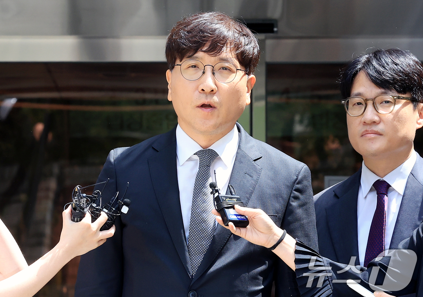 (서울=뉴스1) 이호윤 기자 = 최태원 SK그룹 회장과 노소영 아트센터 나비 관장의 재산분할 파기환송심 결과가 난 24일 서울 서초구 서울중앙지방법원에서 최 회장 측 변호인 이재근 …
