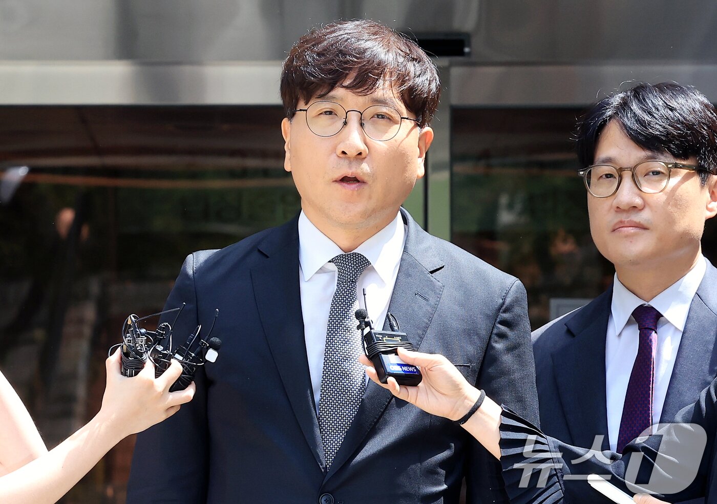 본문 이미지 - 최태원 SK그룹 회장과 노소영 아트센터 나비 관장의 재산분할 파기환송심 결과가 난 24일 서울 서초구 서울중앙지방법원에서 최 회장 측 변호인 이재근 변호사가 판결 결과에 대한 입장을 밝히고 있다. 2026.7.24 ⓒ 뉴스1 이호윤 기자