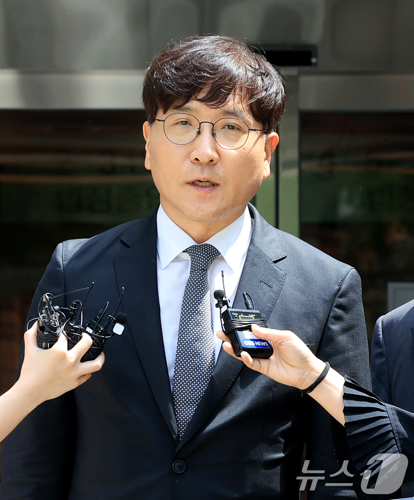 (서울=뉴스1) 이호윤 기자 = 최태원 SK그룹 회장과 노소영 아트센터 나비 관장의 재산분할 파기환송심 결과가 난 24일 서울 서초구 서울중앙지방법원에서 최 회장 측 변호인 이재근 …