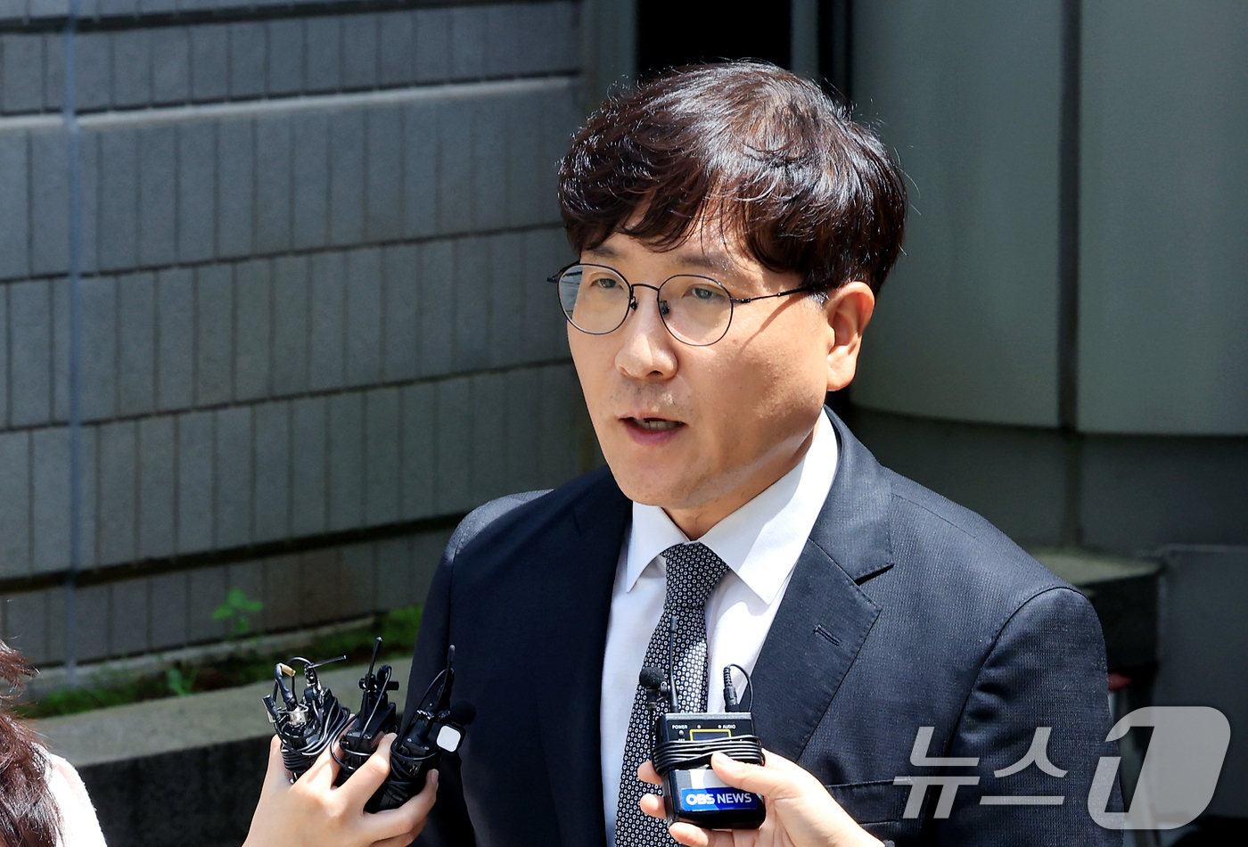 (서울=뉴스1) 이호윤 기자 = 최태원 SK그룹 회장과 노소영 아트센터 나비 관장의 재산분할 파기환송심 결과가 난 24일 서울 서초구 서울중앙지방법원에서 최 회장 측 변호인 이재근 …