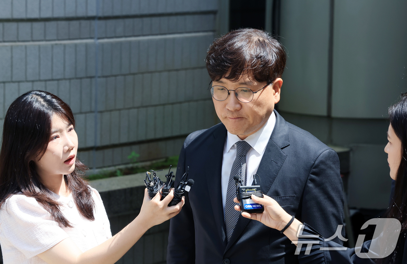 (서울=뉴스1) 이호윤 기자 = 최태원 SK그룹 회장과 노소영 아트센터 나비 관장의 재산분할 파기환송심 결과가 난 24일 서울 서초구 서울중앙지방법원에서 최 회장 측 변호인 이재근 …