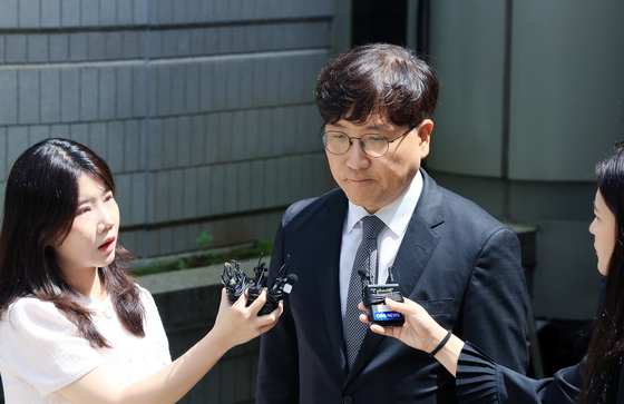 입장 밝히는 최태원 측 변호인