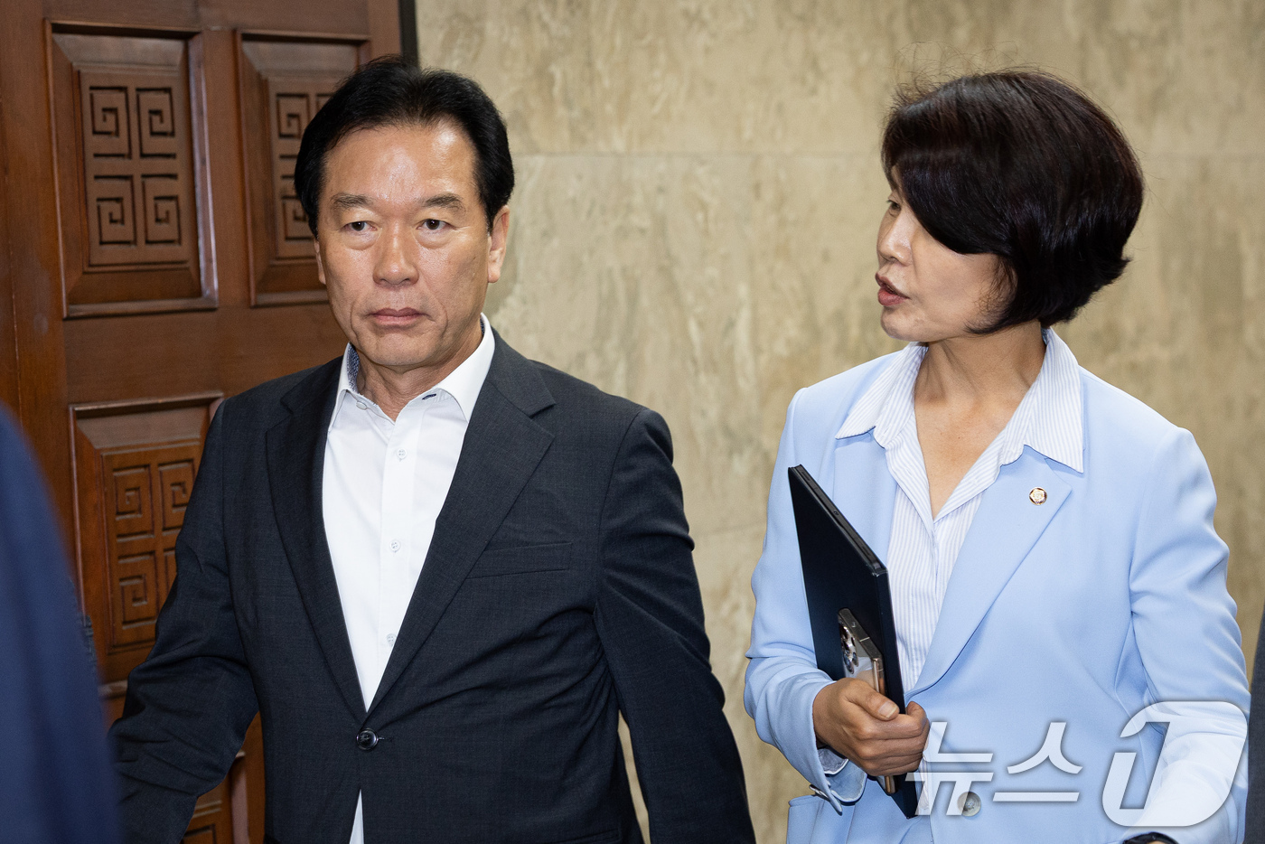 (서울=뉴스1) 유승관 기자 = 한정애 더불어민주당 정책위의장(오른쪽)과 정태호 예결위 간사가 24일 서울 여의도 국회에서 열린 비공개 의원총회에 들어서며 대화하고 있다. 2026 …