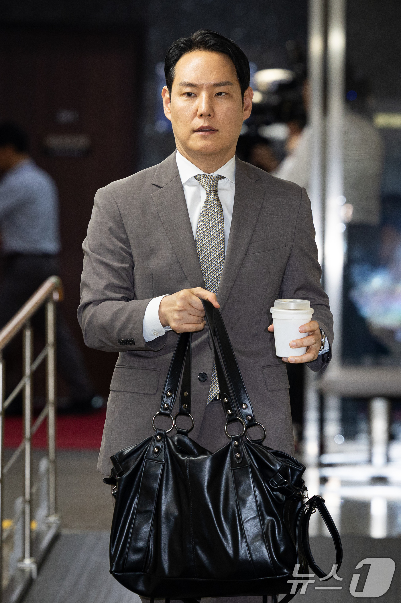 (서울=뉴스1) 유승관 기자 = 김한규 더불어민주당 원내정책수석부대표가 24일 서울 여의도 국회에서 열린 비공개 의원총회에 들어서고 있다. 2026.7.24/뉴스1