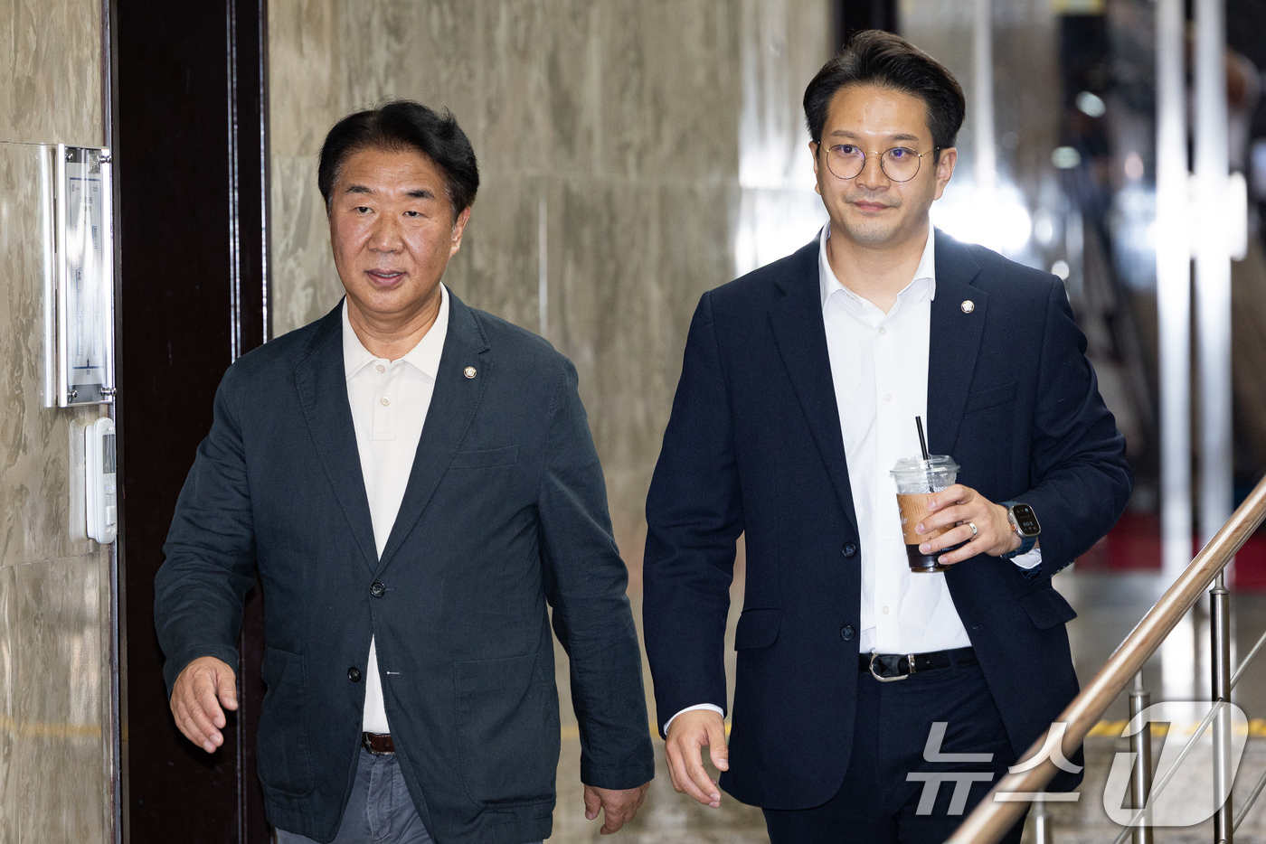 (서울=뉴스1) 유승관 기자 = 전용기 더불어민주당 원내소통수석부대표(오른쪽)와 이기헌 의원이 24일 서울 여의도 국회에서 열린 비공개 의원총회에 들어서고 있다. 2026.7.24 …