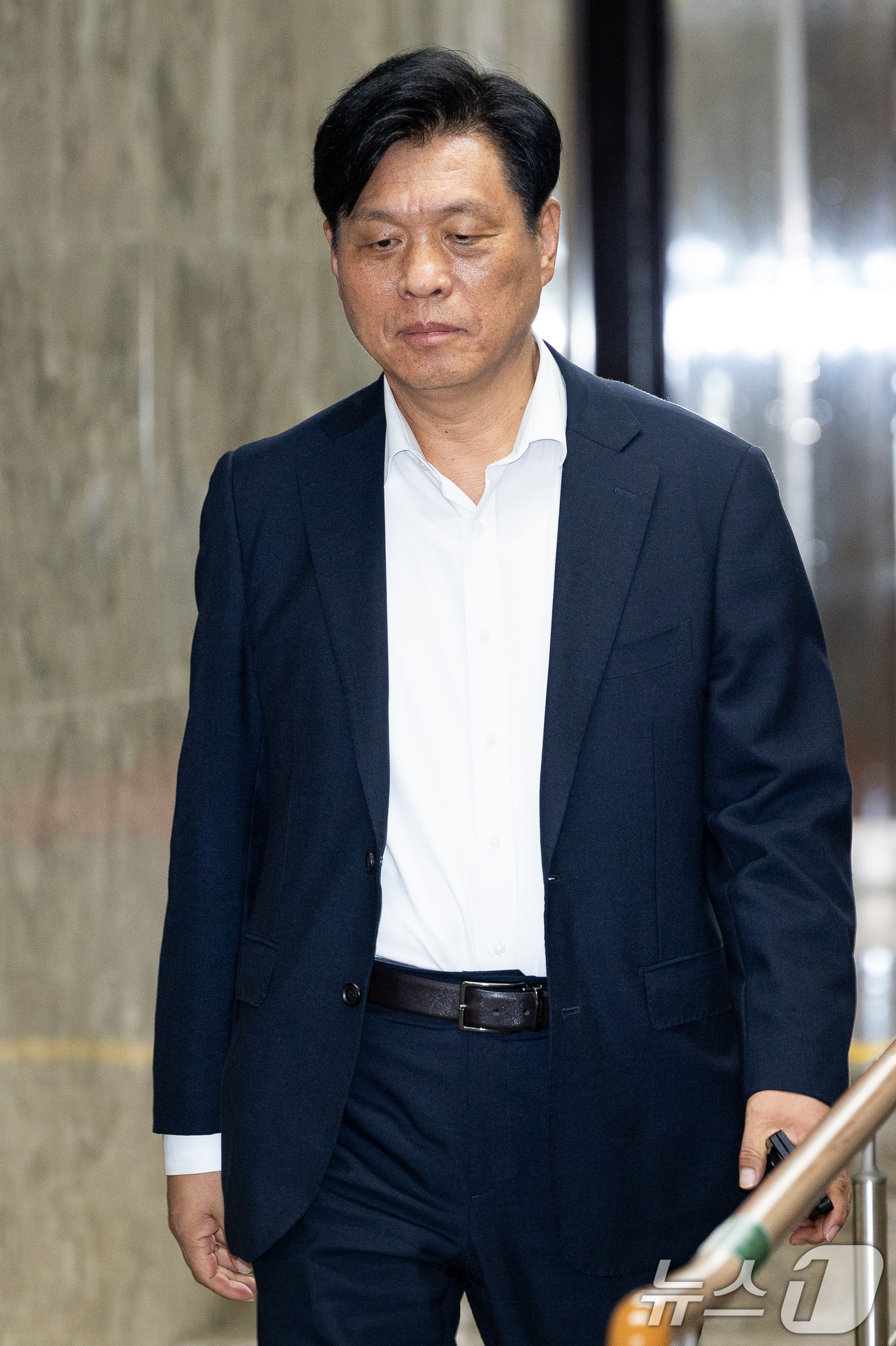 (서울=뉴스1) 유승관 기자 = 조승래 더불어민주당 의원이 24일 서울 여의도 국회에서 열린 비공개 의원총회에 들어서고 있다. 2026.7.24/뉴스1
