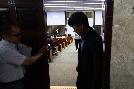與의총서 검사 '보완수사권 완전 폐지' 형소법 개정안 당론 추인