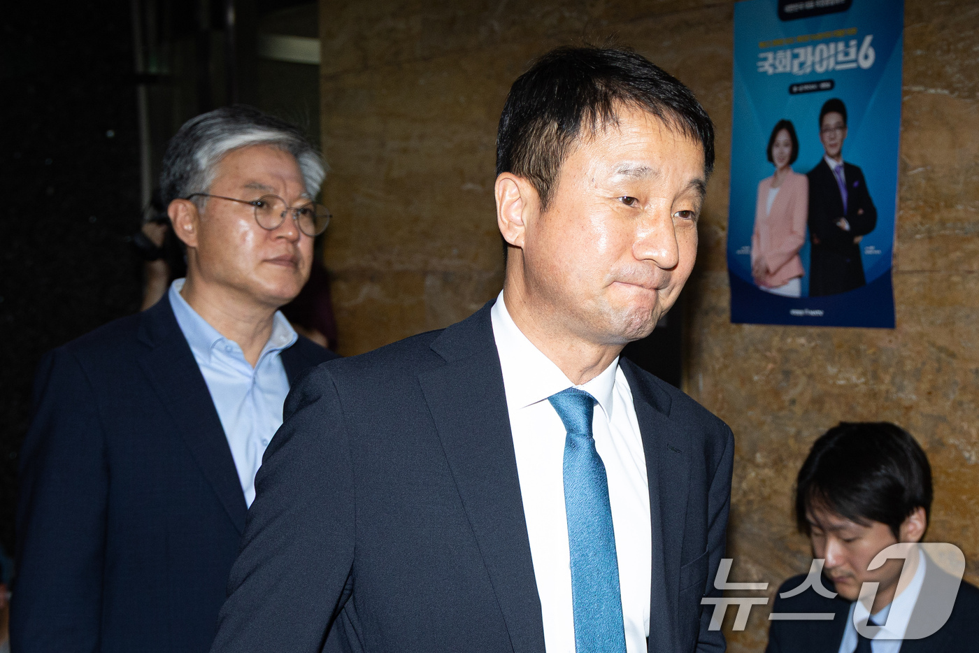 (서울=뉴스1) 유승관 기자 = 한병도 더불어민주당 당대표 직무대행 겸 원내대표가 24일 서울 여의도 국회에서 열린 비공개 의원총회에 들어서고 있다. 2026.7.24/뉴스1