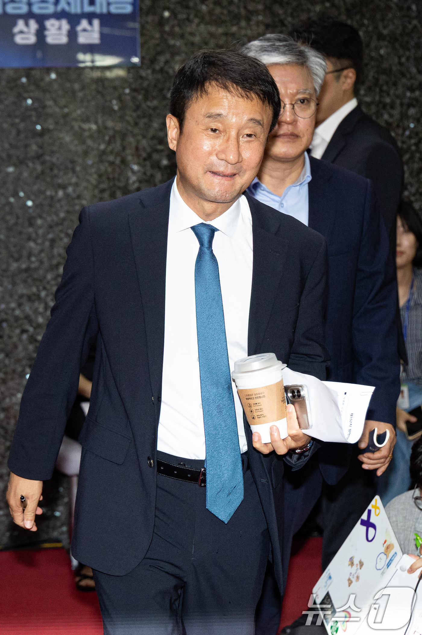 (서울=뉴스1) 유승관 기자 = 한병도 더불어민주당 당대표 직무대행 겸 원내대표가 24일 서울 여의도 국회에서 열린 비공개 의원총회에 들어서고 있다. 2026.7.24/뉴스1
