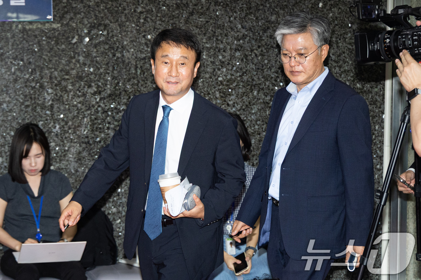 (서울=뉴스1) 유승관 기자 = 한병도 더불어민주당 당대표 직무대행 겸 원내대표가 24일 서울 여의도 국회에서 열린 비공개 의원총회에 들어서고 있다. 2026.7.24/뉴스1