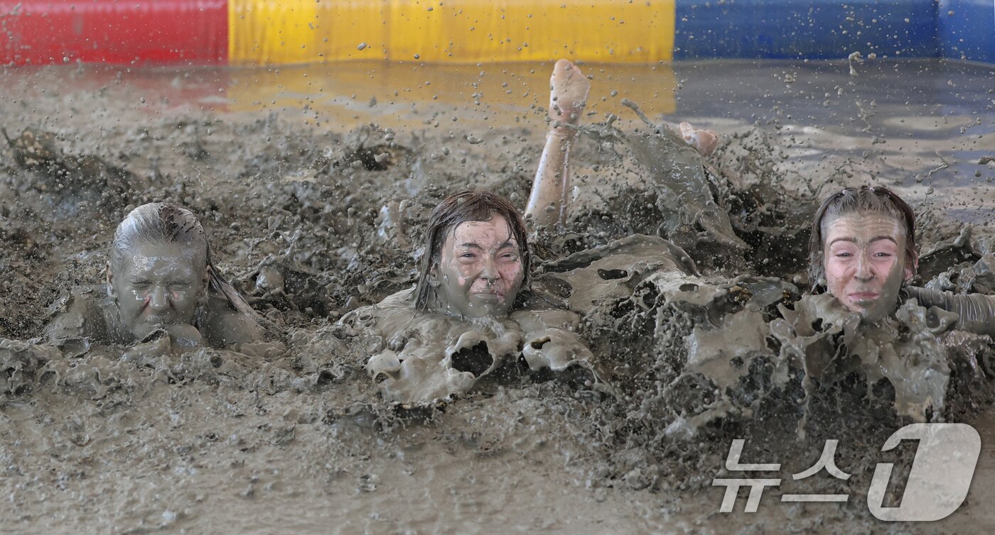 본문 이미지 - 2026 보령머드축제 첫날인 24일 충남 보령 대천해수욕장 머드축제장을 찾은 외국인 관광객들이 즐거운 시간을 보내고 있다. 2026.7.24 ⓒ 뉴스1 김기태 기자