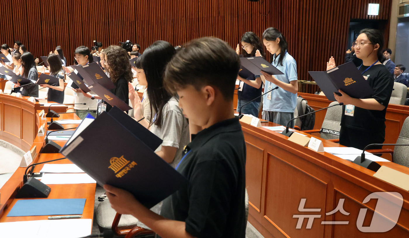 (서울=뉴스1) 황기선 기자 = 24일 오후 서울 여의도 국회에서 열린 제22회 대한민국 어린이 국회 본회의에서 어린이 국회의원들이 선서를 하고 있다.  2026.7.24/뉴스1