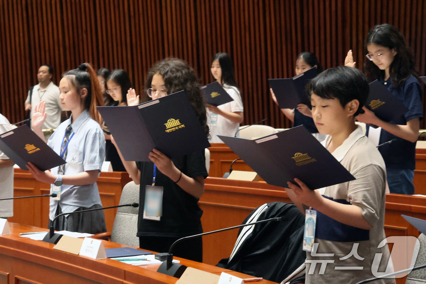 (서울=뉴스1) 황기선 기자 = 24일 오후 서울 여의도 국회에서 열린 제22회 대한민국 어린이 국회 본회의에서 어린이 국회의원들이 선서를 하고 있다.  2026.7.24/뉴스1