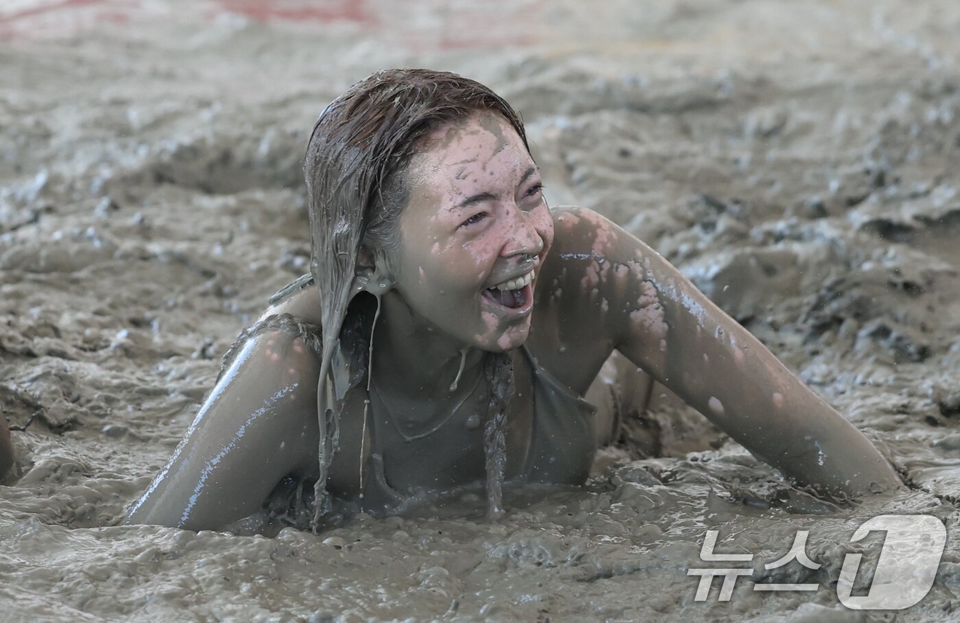 본문 이미지 - 2026 보령머드축제 첫날인 24일 충남 보령 대천해수욕장 머드축제장을 찾은 외국인 관광객들이 즐거운 시간을 보내고 있다. 2026.7.24 ⓒ 뉴스1 김기태 기자