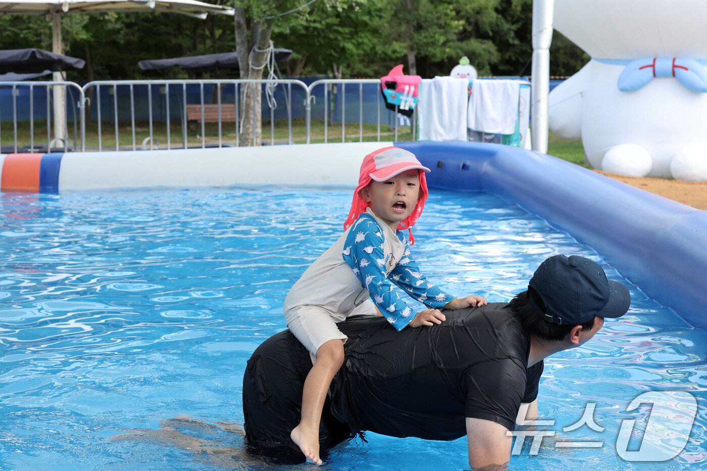 본문 이미지 - 일 최고기온이 34.3도를 기록한 24일 오후 전남광주 북구 동림동 산동교 친수공원 물놀이장이 개장하자 시민들이 더위를 식히고 있다. 2026.7.24 ⓒ 뉴스1 박지현 기자