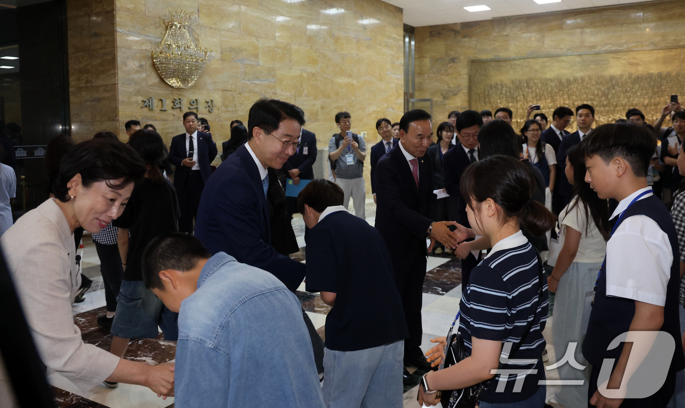 (서울=뉴스1) 황기선 기자 = 조정식 국회의장과 남인순, 박덕흠 부의장이 24일 오후 서울 여의도 국회에서 열린 제22회 대한민국 어린이 국회 본회의 전 어린이들과 악수를 나누고 …